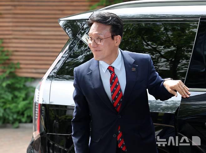 [서울=뉴시스] 배훈식 기자 = 김민석 국무총리 후보자가 13일 오전 서울 종로구 금융감독원 연수원에 마련된 인사청문회 준비사무실로 출근하고 있다. 2025.06.13. dahora83@newsis.com