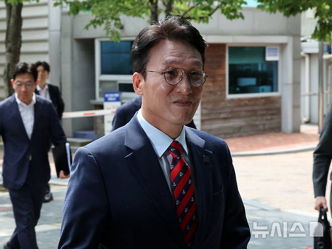 [서울=뉴시스] 배훈식 기자 = 김민석 국무총리 후보자가 13일 오전 서울 종로구 금융감독원 연수원에 마련된 인사청문회 준비사무실로 출근하고 있다. 2025.06.13. dahora83@newsis.com