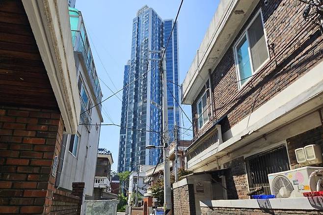 [서울=뉴시스] 정진형 기자 = 서울 성동구 성수전략정비구역 1지구 빌라 주택가 사이로 서울숲트리마제가 보이고 있다. 2025.06.13. formation@newsis.com *재판매 및 DB 금지