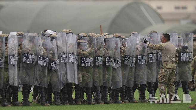 [로스알라미토스=AP/뉴시스] 미국 연방법원은 12일(현지 시간) 도널드 트럼프 미국 대통령이 명령한 로스앤젤레스(LA) 주방위군 배치를 임시 중단하라고 명령했다. 사진은 LA에 배치된 캘리포니아 주방위군이 전날 시위 진압 훈련을 하는 모습. 2025.6.13.