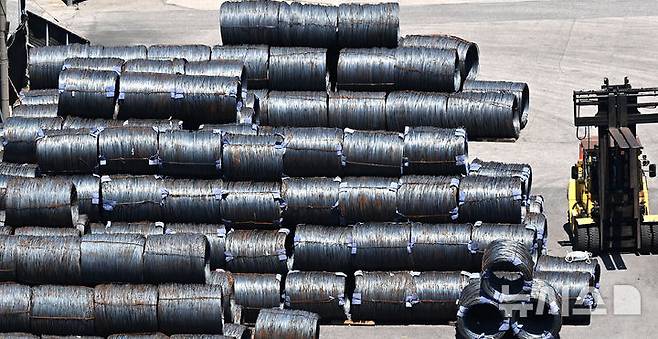 [평택=뉴시스] 김종택 기자 = 지난 4일 경기 평택시 포승읍 평택항 수출 야적장에 철강 제품이 쌓여있는 모습. 2025.06.04. jtk@newsis.com