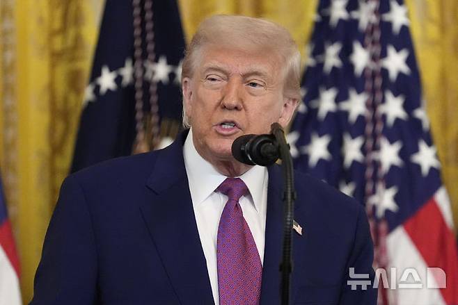 [워싱턴=AP/뉴시스]도널드 트럼프 대통령이 12일(현지 시간) 미국 워싱턴DC 백악관 이스트룸에서 2035년까지 휘발유차 신차 판매를 금지하는 캘리포니아주 규제를 무력화하는 결의안 서명에 앞서 연설하고 있다. 2025.06.13.