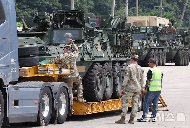 [동두천=뉴시스] 김명년 기자 = 13일 오전 경기 동두천시 캠프케이시에서 새로운 부대와 교대해 본국으로 귀환하는 주한미군 제2보병사단 제1스트라이커여단 장병들이 스트라이커 장갑차를 트레일러에 싣고 있다. 2025.06.13. kmn@newsis.com