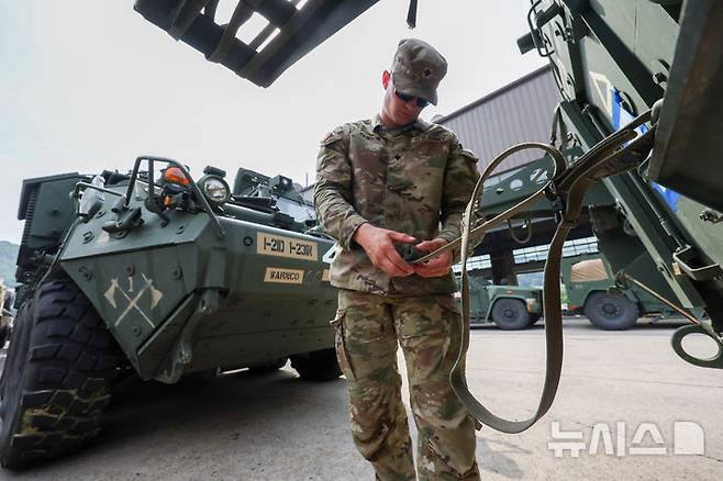 [동두천=뉴시스] 김명년 기자 = 13일 오전 경기 동두천시 캠프케이시에서 새로운 부대와 교대해 본국으로 귀환하는 주한미군 제2보병사단 제1스트라이커여단 장병들이 스트라이커 장갑차를 수송 전 최종점검하고 있다. 2025.06.13. kmn@newsis.com