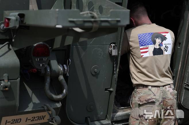 [동두천=뉴시스] 김명년 기자 = 13일 오전 경기 동두천시 캠프케이시에서 새로운 부대와 교대해 본국으로 귀환하는 주한미군 제2보병사단 제1스트라이커여단 장병이 태극기와 성조기가 그려진 티셔츠를 입고 있다. 2025.06.13. kmn@newsis.com