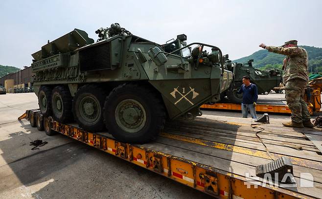 [동두천=뉴시스] 김명년 기자 = 13일 오전 경기 동두천시 캠프케이시에서 새로운 부대와 교대해 본국으로 귀환하는 주한미군 제2보병사단 제1스트라이커여단 장병들이 스트라이커 장갑차를 트레일러에 싣고 있다. 2025.06.13. kmn@newsis.com