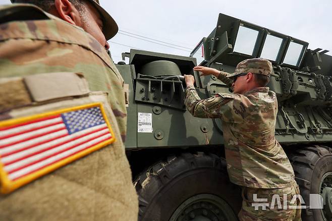 [동두천=뉴시스] 김명년 기자 = 13일 오전 경기 동두천시 캠프케이시에서 새로운 부대와 교대해 본국으로 귀환하는 주한미군 제2보병사단 제1스트라이커여단 장병들이 스트라이커 장갑차를 수송 전 최종점검하고 있다. 2025.06.13. kmn@newsis.com