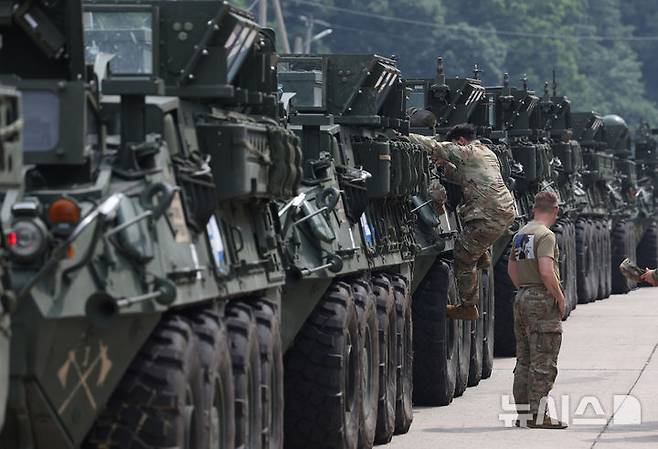 [동두천=뉴시스] 김명년 기자 = 13일 오전 경기 동두천시 캠프케이시에서 새로운 부대와 교대해 본국으로 귀환하는 주한미군 제2보병사단 제1스트라이커여단 장병들이 스트라이커 장갑차를 수송 전 최종점검하고 있다. 2025.06.13. kmn@newsis.com