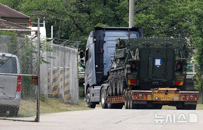 [동두천=뉴시스] 김명년 기자 = 13일 오전 경기 동두천시 캠프케이시에서 새로운 부대와 교대해 본국으로 귀환하는 주한미군 제2보병사단 제1스트라이커여단 스트라이커 장갑차가 트레일러에 실려 부대를 떠나고 있다. 2025.06.13. kmn@newsis.com