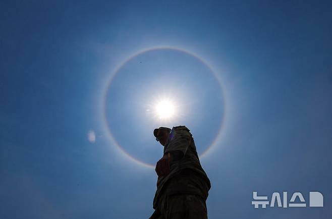 [동두천=뉴시스] 김명년 기자 = 13일 오전 경기 동두천시 캠프케이시에서 새로운 부대와 교대해 본국으로 귀환하는 주한미군 제2보병사단 제1스트라이커여단 장병 위로 햇무리가 나타나 있다. 2025.06.13. kmn@newsis.com