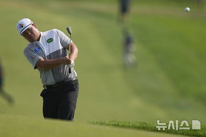 [오크몬트=AP/뉴시스] 임성재가 12일(현지 시간) 미 펜실베이니아주 오크몬트의 오크몬트 컨트리클럽에서 열린 제125회 US오픈 첫날 3번 홀에서 티샷하고 있다. 일부 선수의 경기가 남은 가운데 임성재는 2언더파 68타로 김시우와 함께 공동 3위에 이름을 올렸다. 2025.06.13.