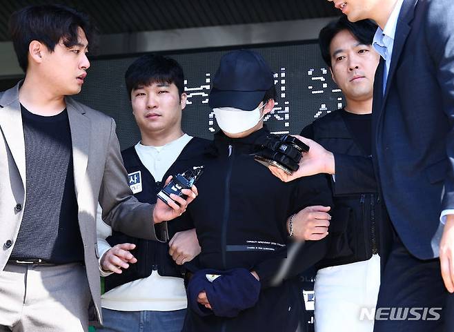 [서울=뉴시스] 김근수 기자 = 서울 강남역 인근 건물 옥상에서 여자친구에게 흉기를 휘둘러 살해한 혐의로 1심에서 징역형을 선고받은 의대생이 항소심에서 징역 30년을 선고받았다. 사진은 의대생 최모씨가 지난해 5월 서울 서초구 서초경찰서에서 서울중앙지검으로 송치되고 있는 모습. 2024.05.14. ks@newsis.com