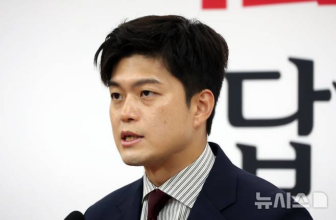 [서울=뉴시스] 고승민 기자 = 김용태 국민의힘 비상대책위원장이 13일 서울 여의도 국회에서 수원지법 대북송금재판 관련 현안 입장발표를 하고 있다. 2025.06.13. kkssmm99@newsis.com