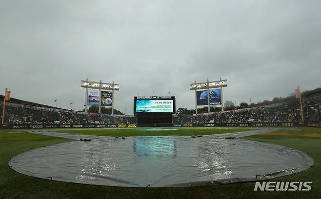 [서울=뉴시스] 고범준 기자 = 지난해 5월15일 오후 서울 송파구 잠실야구장에서 열린 2024 KBO리그 키움 히어로즈와 LG 트윈스의 경기가 우천으로 취소되자 전광판에 관련 안내문이 나오고 있다. 2024.05.15. bjko@newsis.com