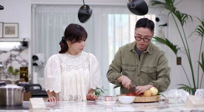 [서울=뉴시스] 13일 오후 8시 30분 방송되는 KBS 2TV 예능물 '신상출시 편스토랑'에서 배우 기은세(왼쪽)와 친오빠가 역대급 홈파티 요리에 도전한다. (사진=KBS 2TV '신상출시 편스토랑' 제공) 2025.06.13. photo@newsis.com *재판매 및 DB 금지