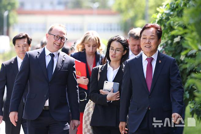 [폴란드=뉴시스]북유럽 3개국 순방에 나선 박완수(오른쪽) 경남도지사가 13일 오전(현지시각) 폴란드 포모르스키에주를 공식 방문해 마르친 스퀴에라프스키 부총리 안내를 받으며 걷고 있다.(사진=경남도 제공) 2025.06.13. photo@newsis.com