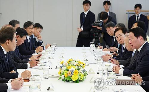 최태원 대한상의 회장 발언 듣는 이재명 대통령 [연합뉴스 제공]