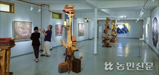 박 관장이 관람객에게 작품을 설명하고 있다. 남원=김도웅 프리랜서 기자