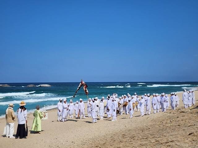 강원 강릉 앞바다에서 박정자씨가 미니어처 상여를 들고 자신의 장례를 치르고 있다. 권오두