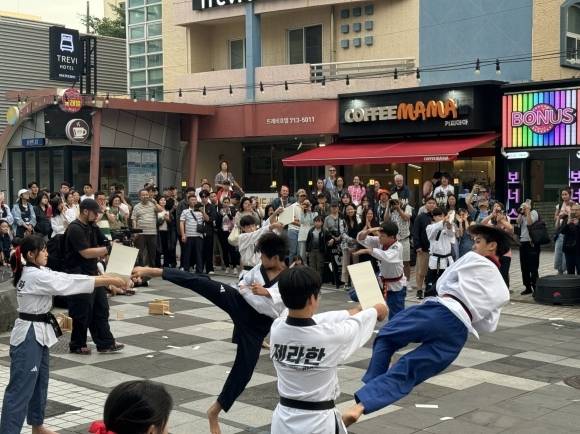 제주시 누웨마루에서 한국문화 관람 중인 참가자들. 제주관광공사