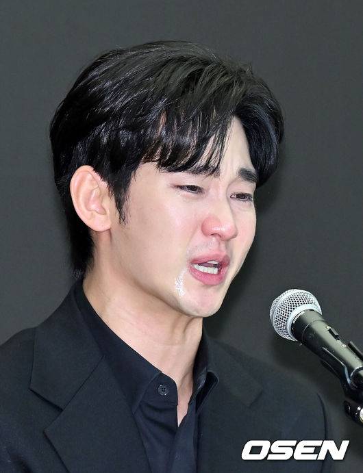 [OSEN=민경훈 기자] 31일 오후 서울 마포구 상암동 스탠포드호텔에서 김수현 기자회견이 열렸다.배우 김수현은 故김새론 사망 이후 그를 휘감은 미성년자 열애 의혹 등에 대한 기자회견에 참석한다. 고인 사망 후 44일 만이며, 김수현은 법무법인 엘케이비앤파트너스 김종복 변호사와 함께 참석한다. 다만 기자회견에서 질의응답은 이뤄지지 않는다.배우 김수현이 기자회견을 하며 눈물을 흘리고 있다. 2025.03.31 / rumi@osen.co.kr