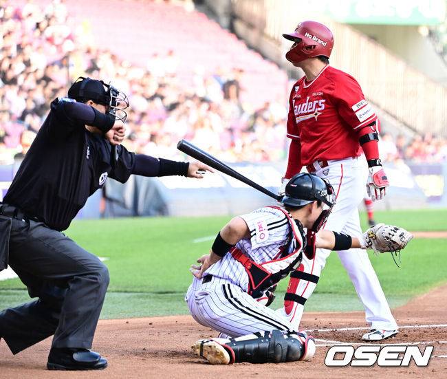 [OSEN=잠실, 지형준 기자] 11일 오후 서울 잠실구장에서 ‘2025 신한 SOL Bank KBO리그’ LG 트윈스와 SSG 랜더스의 경기가 열렸다.LG는 에르난데스, SSG는 화이트를 선발로 내세웠다1회초 2사에서 SSG 최정이 루킹 삼진에 아쉬워하고 있다. 2025.06.11 /jpnews@osen.co.kr