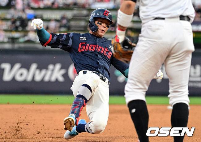 [OSEN=수원, 조은정 기자]12일 오후 수원 KT위즈파크에서 ‘2025 신한 SOL Bank KBO리그’ KT 위즈와 롯데 자이언츠의 경기가 열렸다.이날 홈팀 KT의 선발투수는 소형준, 방문팀 롯데는 김진욱이 나선다.3회초 1사 1,2루 롯데 장두성이 2타점 3루타를 날린뒤 베이스로 쇄도하고 있다. 2025.06.12 /cej@osen.co.kr