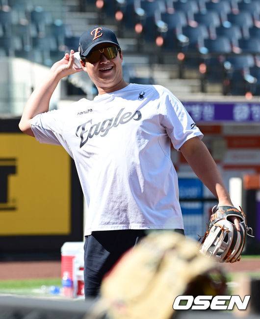 [OSEN=대전, 김성락 기자] 4일 오후 대전 한화생명볼파크에서 ‘2025 신한 SOL Bank KBO리그’ 한화 이글스와 KT 위즈의 경기가 열렸다.이날 홈팀 한화는 와이스, KT는 오원석을 선발로 내세웠다.경기 시작에 앞서 한화 노시환이 훈련을 하고 있다. 2025.06.04 / ksl0919@osen.co.kr