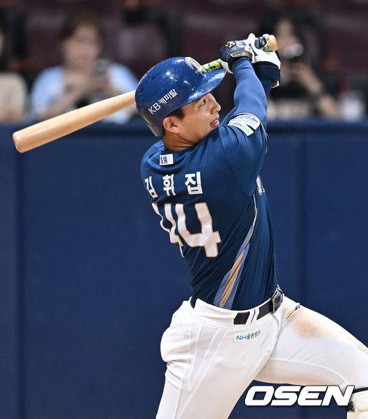[OSEN=고척, 김성락 기자] 12일 오후 서울 고척스카이돔에서 2025 신한 SOL Bank KBO리그 키움 히어로즈와 NC 다이노스의 경기가 열렸다.키움은 김연주, NC는 김녹원을 선발 투수로 내세웠다.연장 10회초 2사 1루 NC 김휘집이 2점 홈런을 날리고 있다. 2025.06.12 / ksl0919@osen.co.kr
