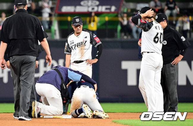 [OSEN=수원, 조은정 기자]1롯데가 선발 조기강판, 마무리 블론세이브 등 각종 변수를 딛고 연장 접전 끝 승리를 쟁취했다.프로야구 롯데 자이언츠는 12일 수원KT위즈파크에서 열린 2025 신한 SOL뱅크 KBO리그 KT 위즈와의 시즌 9차전에서 연장 접전 끝 12-7로 승리했다.연장 10회초 1사 1루 롯데 장두성이 KT 투수 박영현 송구 실책 때 2루까지 진루한 후 고통을 호소하고 있다. 대주자 한승현으로 교체됐다. 2025.06.12 /