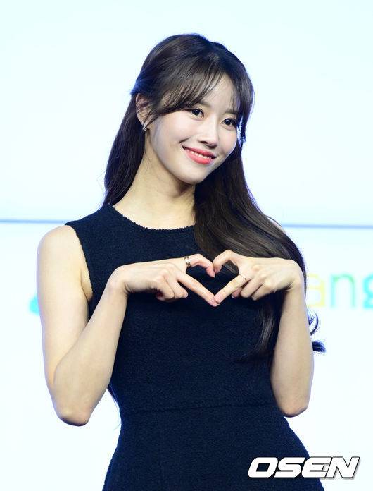 [OSEN=지형준 기자]&nbsp;18일 오후 서울 JW 메리어트 동대문 스퀘어에서 쿠팡플레이 새 예능 '사내연애' 기자간담회가 열렸다.'사내연애'는 연애가 곧 월급이 되는 가상의 패션회사에서 펼쳐지는 12명 남녀들의 직장 로맨스 리얼리티.이미주가 포토타임을 하고 있다. 2022.11.18 /jpnews@osen.co.kr