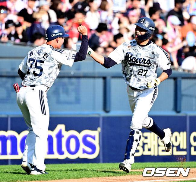 [OSEN=잠실, 지형준 기자] 6일 오후 서울 잠실구장에서 ‘2025 신한 SOL Bank KBO리그’ 두산 베어스와 롯데 자이언츠의 경기가 열렸다.이날 두산은 잭로그, 롯데는 나균안을 선발로 내세웠다.2회말 1사에서 두산 김대한이 좌월 솔로포를 날리며 임재현 코치와 기뻐하고 있다. 2025.06.06 /jpnews@osen.co.kr