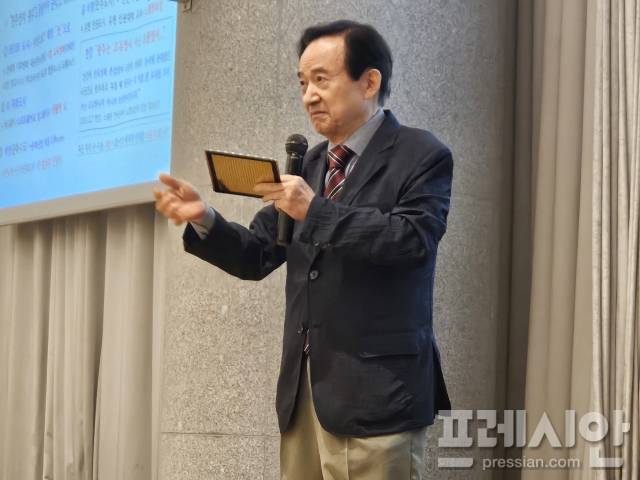 ▲강운태 전 광주시장이 13일 광주경총 조찬포럼 특강에서 박막형 태양전지 시제품을 들고 설명하고 있다.2025.06.13ⓒ프레시안(김보현)