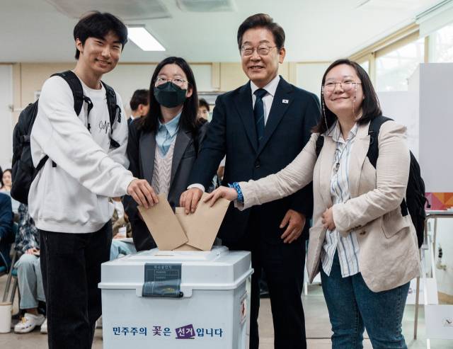 ▲더불어민주당 이재명 대선 후보가 21대 대통령선거 사전투표 첫날인 5월 29일 서울 서대문구 신촌동 주민센터에서 청년들과 투표하고 있다. 이 후보는 청년들과 사전투표한 뒤 "대한민국이 청년의 시대로 다시 돌아갈 수 있게 해야 한다"며 "이번 대선이 그 출발점이 됐으면 좋겠다는 소망으로 함께했다"고 말했다. ⓒ연합뉴스