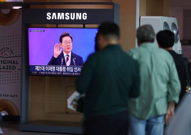 ▲지난 4일 서울역에서 시민들이 TV를 통해 이재명 대통령의 취임 선서식을 보고 있다. ⓒ연합뉴스