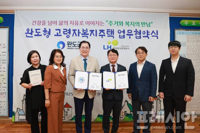 ▲완도군은 LH광주전남지역본부와 '완도 중도 고령자 복지 주택 건설 사업'의 원활한 추진을 위해 업무 협약을 체결했다.ⓒ완도군 제공