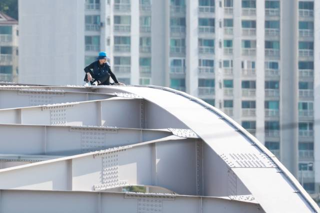 ▲11일 서울 한강대교 아치 위에 오른 A 보육원 출신 송준영 씨가 과거 보육원에서 폭력을 당한 피해자들에 대해 국가와 지방자치단체의 배상 및 보상을 촉구하며 농성을 벌이고 있다. ⓒ연합뉴스