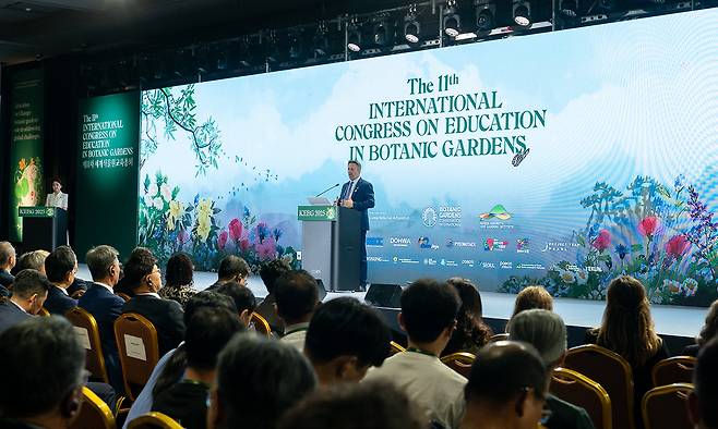 폴 스미스 국제식물원보전연맹(BGCI) 사무총장이 9일 서울 강남구 코엑스에서 열린 제11차 세계식물원교육총회 개막식에서 축사하고 있다. 산림청 제공