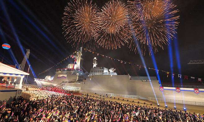 북한이 지난 12일 라진조선소에서 새로 건조한 해군 구축함을 '강건호'로 명명하고 진수기념식을 개최했다고 조선중앙통신이 13일 보도했다. 평양=조선중앙통신·연합뉴스