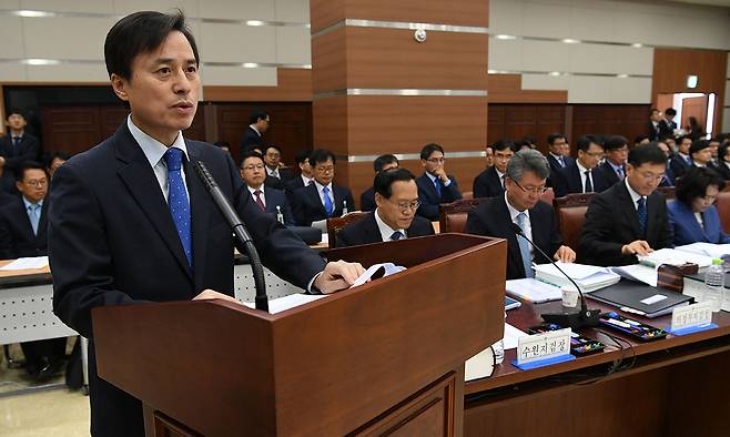 문재인정부 시절인 2017년 10일 서울고검 및 산하 지방검찰청들에 대한 국회 국정감사 당시 조은석 서울고검장이 업무 현황 보고를 하고 있다. 조 전 고검장은&nbsp;12·3 비상계엄 사태를 수사할 특별검사로 임명됐다. 세계일보 자료사진