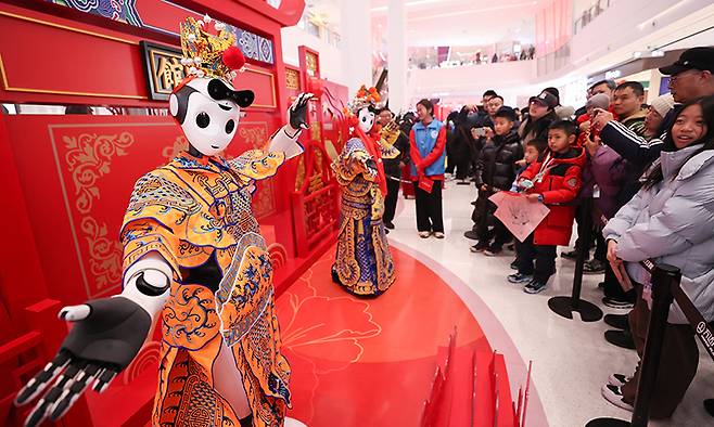 중국 베이징의 한 전시회에 등장한 휴머노이드 모습. 신화연합뉴스