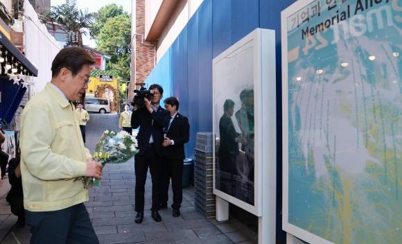 李대통령, 이태원 ‘기억과 안전의 길’ 헌화 - 이재명 대통령이 12일 서울 용산구 이태원 참사 현장인 ‘10·29 기억과 안전의 길’을 찾아 헌화하고 있다. 이 대통령은 이날 한강홍수통제소에서 열린 수해 대비 현장 점검 회의 이후 대통령실로 복귀하던 중 현장을 찾은 것으로 알려졌다.  연합뉴스