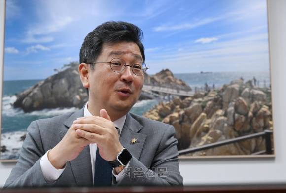 김태선 더불어민주당 의원이 12일 국회 의원회관에서 진행한 서울신문과의 인터뷰를 통해 지난 대선 당시 수행실장으로 바로 옆에서 지켜본 이재명 대통령에 대해 이야기하고 있다. 안주영 전문기자