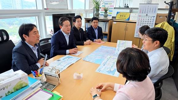 신영재(왼쪽 줄 왼쪽 두 번째) 홍천군수가 지난달 19일 기획재정부를 찾아 용문~홍천 건설 사업의 당위성을 피력하고 있다. 홍천군 제공