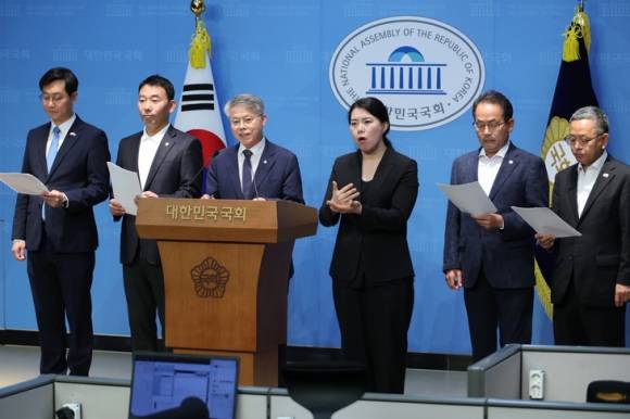 검찰개혁 법안 발의 기자회견 - 더불어민주당 장경태(왼쪽부터)·김용민·민형배·강준현·김문수 의원이 11일 서울 여의도 국회 소통관에서 검찰청법 폐지법안, 공소청 신설법안 등 검찰개혁을 위해 발의한 법안들에 대해 설명하고 있다.  연합뉴스