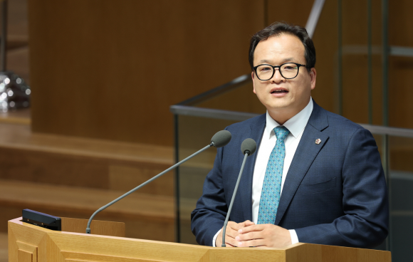 6월 12일 제384회 정례회 제3차 본회의 도정질문 중인 임창휘 의원. 공유부지RE100 사업의 개선, 평화경제특구와 RE100특구 동시 지정 등 전략 제안. (사진=경기도의회)