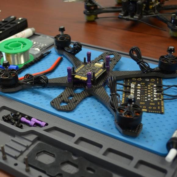 미 육군 제4보병사단 잠자리 소대에서 제작하는 소형 드론. 엑스(@starsandstripes) 캡처