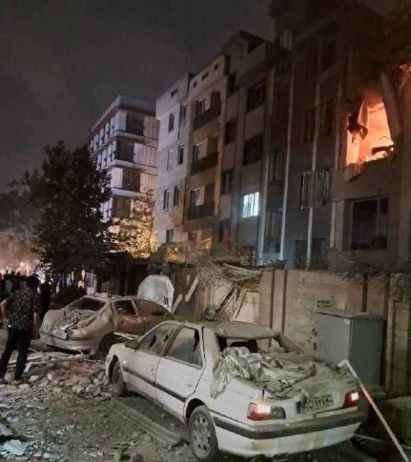 IRAN ISRAEL ATTACK - 12일(현지시간) 이스라엘군의 공습을 받은 이란 테헤란에서 불타고 있는 한 건물의 모습. EPA 연합뉴스