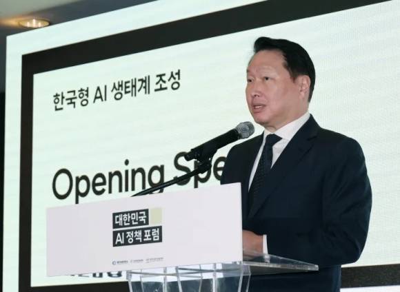 최태원 SK그룹 회장이 지난달 ‘대한민국 AI 정책 포럼’에서 개회사를 하고 있다. 대한상의 제공