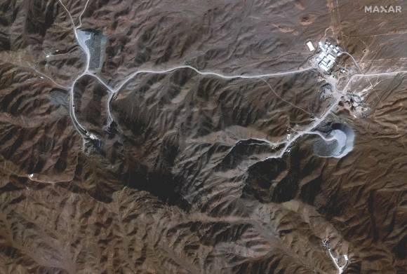 미국 위성업체 막서 테크놀러지가 2025년 2월 12일(현지시간) 위성으로 촬영한 이란 수도 테헤란 남쪽에 있는 나탄즈 핵 시설 근처의 터널 단지 모습.  AFP 연합뉴스